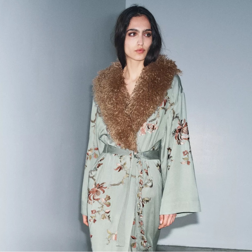 ZARA FAUX FUR COLLAR KIMONO ZW
COLLECTION LIMITED EDITION